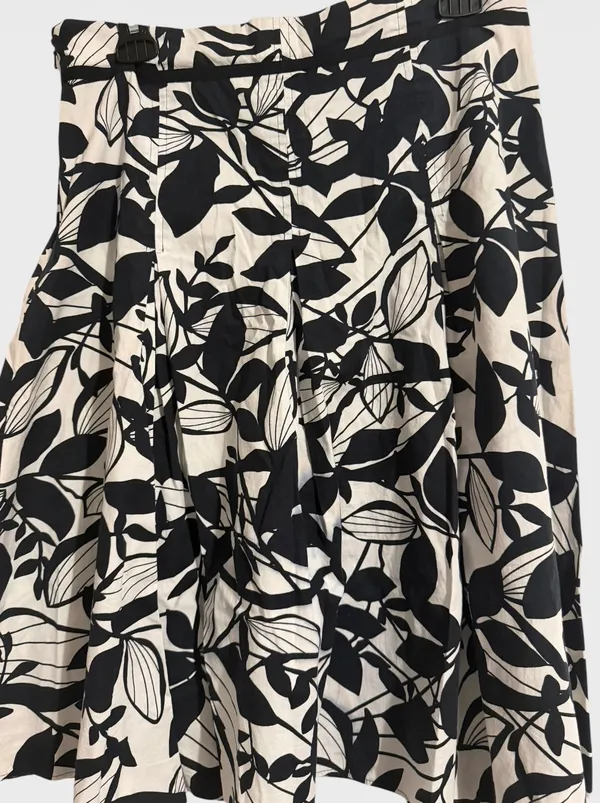 Yessica C&A Women’s Size 8 Black Ivory Floral Pleated A-Line Midi Skirt - Image 2
