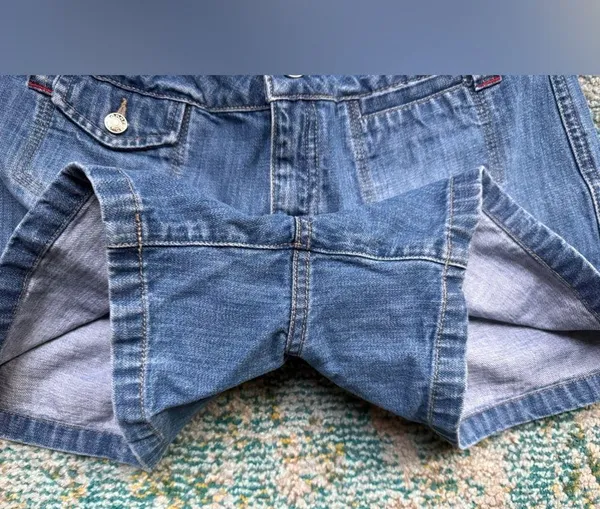 Vintage Y2K Tommy Hilfiger denim logo Jean shorts, size 8 - Image 3