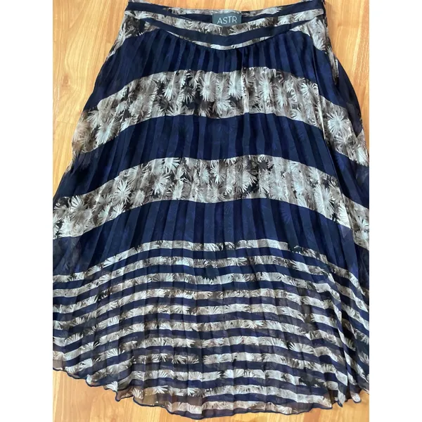 ASTR Nordstrom floral midi pleated skirt‎ - Image 2