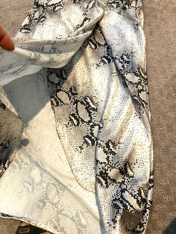 Dress Forum NWT snake skin pattern LA skirt. Sz S - Image 4
