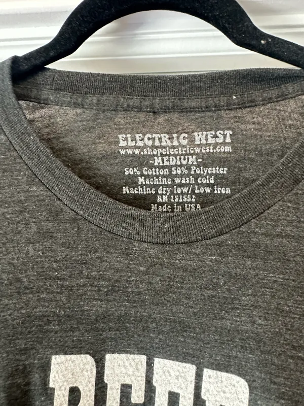 ‘Beer Drinking Babe’ Graphic Tee Gray Size M - Image 2