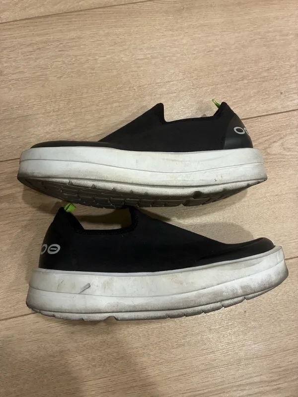 OOFOS OOmega eeZee Low Women’s Recovery Shoe Black Sneaker Slip On Size 10 - Image 2