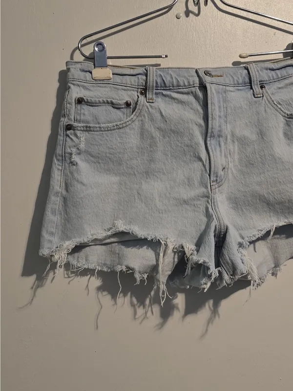 Abercrombie & Fitch Light Blue Frayed Denim Shorts - Image 10