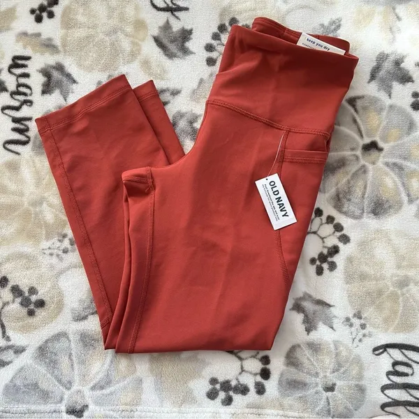 Old Navy Powersoft High Waisted Side Pocket Crop Leggings NWT Size Small - Image 6