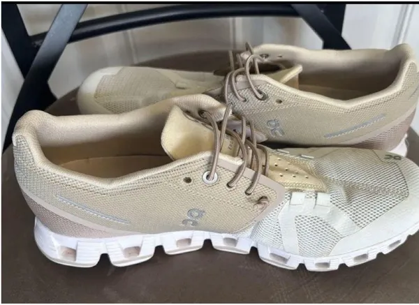 Size 8.5 ON Cloud Sand/snow 50/50 lace up low top Running Sneakers. In EUC! Upgrade your athletic footwear collection with these ON Women's Cloud 50/50 Running Sneaker Shoes - Image 2