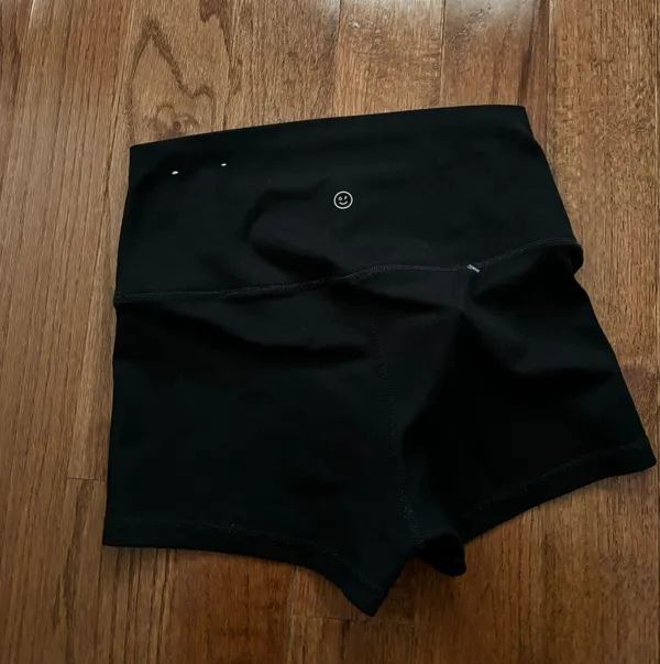 Gilly Hicks ACTIVE RECHARGE HIGH-RISE SHORTIE 3" - Image 4