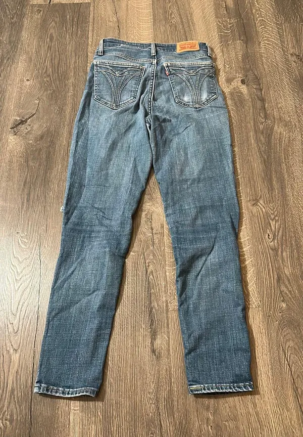 Women’s Levi’s Jeans - Image 2