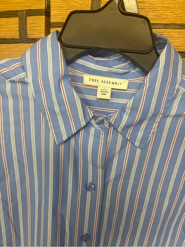 Free assembly blue stripe button down shirt size small - Image 4