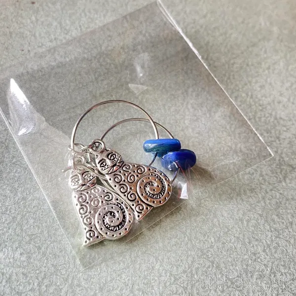 Handmade antique silver tone cute boho cats & quality heart shape Czech glass beads dangle hoop earrings💙🐈💙 - Image 3