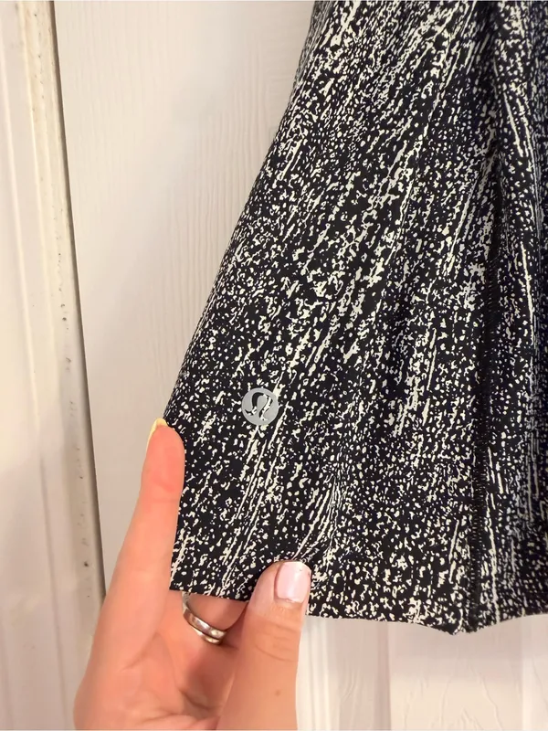 Lululemon Lost In Pace Skirt (Tall) (15") Air Time White Black Size: 4 - Image 4