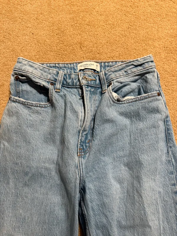 Abercrombie & Fitch The 90s Relaxed Jean Curve Love in Light Blue Wash - Image 2