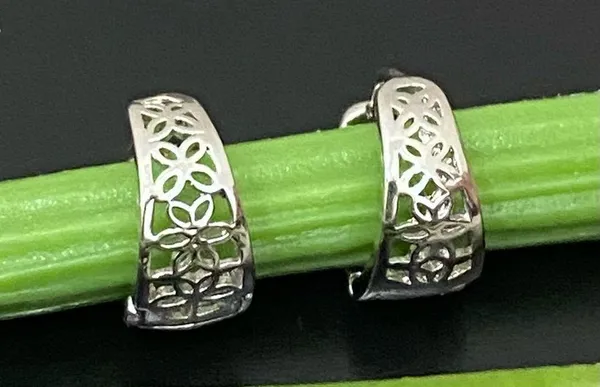 925 Signed Sterling Silver Flower Filigree Huggie Mini Hoop Earrings 3g. - Image 4