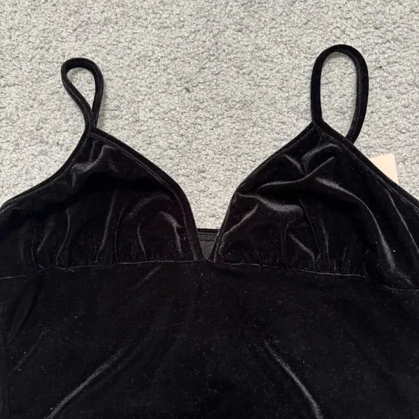 SHEIN Bae Black Velvet V-Neck Crop Top with Adjustable Straps - Image 2
