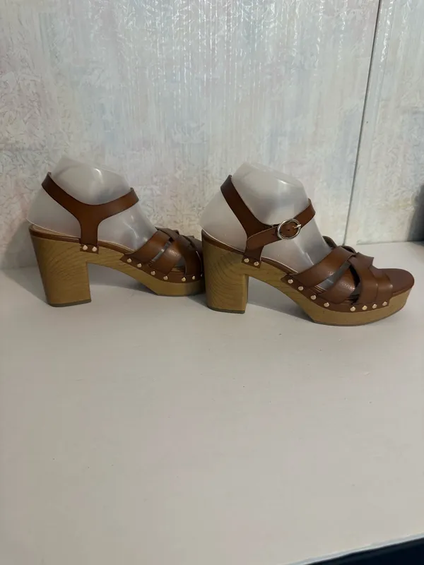 Old Navy Strappy Faux Leather Block Heels Sandals, Sz 10 - Image 5