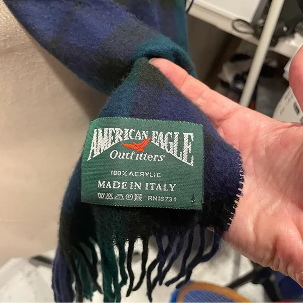 Cute soft fuzzy made in Italy American Eagle plaid scarf fringe navy hunter - Image 8