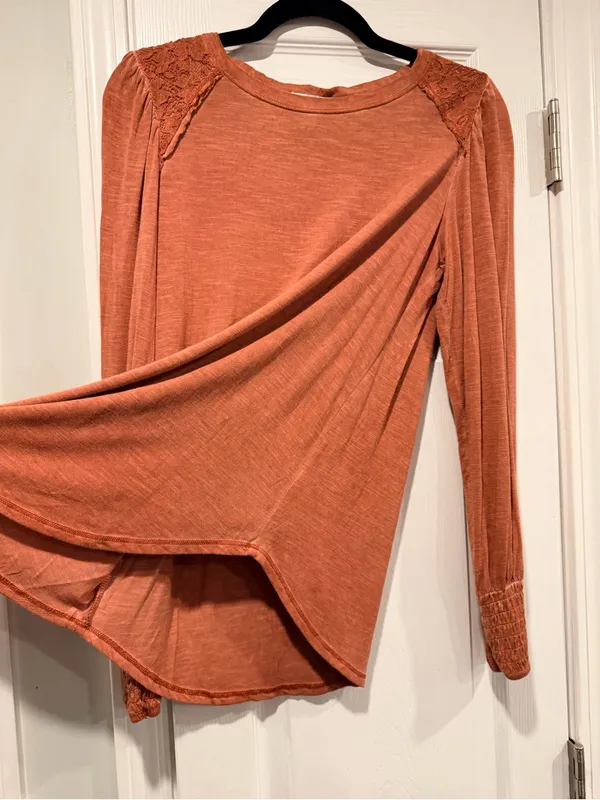 NWT Knox Rose Size M Rust Lace Shoulder Smocked Cuff Long Sleeve Boho Top - Image 5