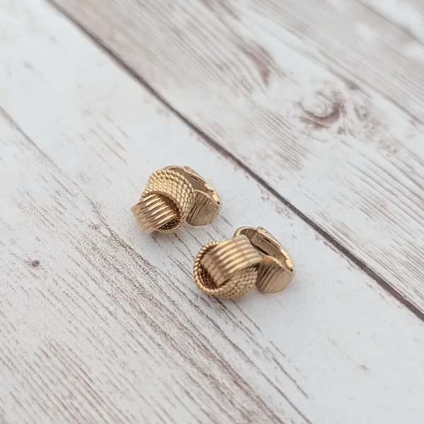 Vintage Avon Clip On Earrings - Pretty Gold Tone Interlocking Design 3/8" - Image 5