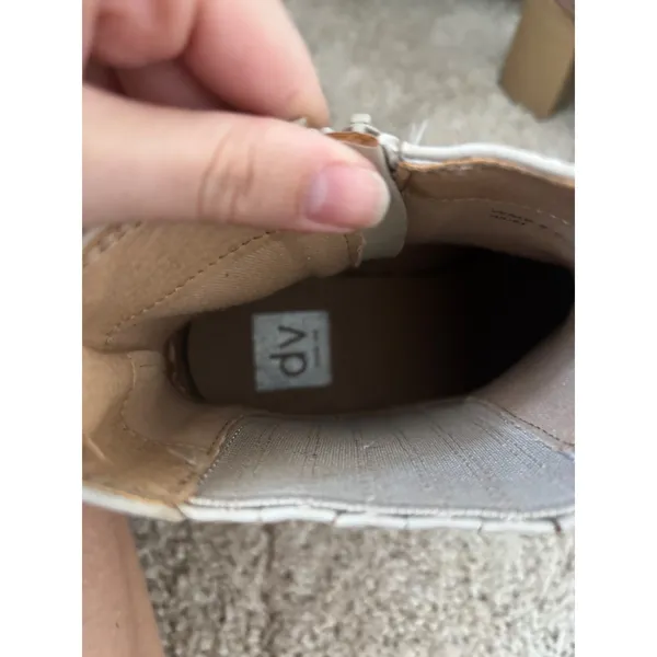 DV Dolce Vita Juliet Chelsea Boots Cream Beige Lug Sole Ankle Booties Size 9.5 - Image 2