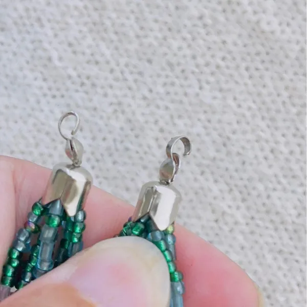 Vintage green glass beads with shell pendant necklace - Image 6