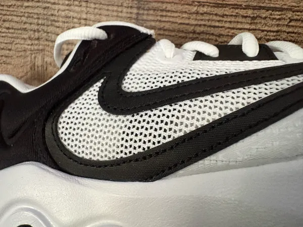 Nike Giannis black and white basketball shoe 7 youth 8.5 women’s. - Image 3