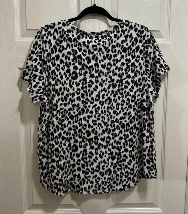 Old Navy short sleeve v-neck shirt leopard print size XL - Image 4