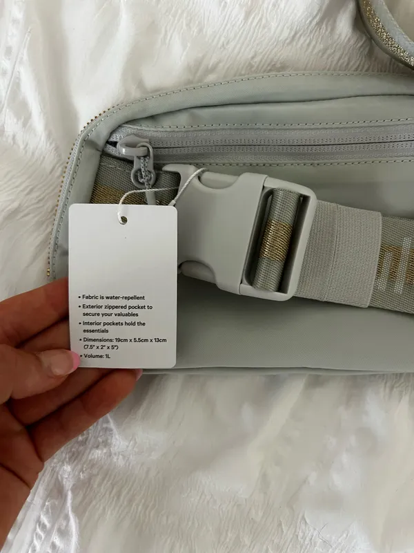 Lululemon Everywhere Belt Bag 1L Grey with Gold zippering - Image 4