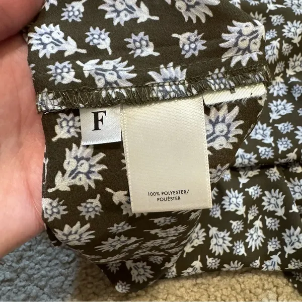 Ann Taylor olive floral drapey short sleeve shirt, size XS - Image 6