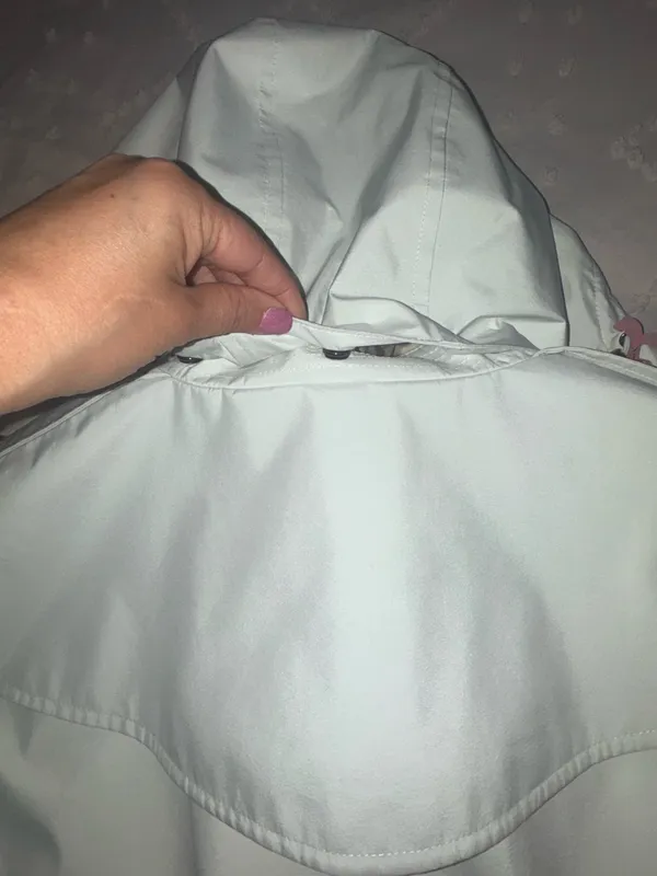 Authentic Burberry Brit White Jacket Women’s Size Large. Nova Check Lining with Detachable Hood. EUC. Only worn a handful of times, very minor wear. Smoke/Pet Free Home. Recently professionally dry-cleaned. - Image 10