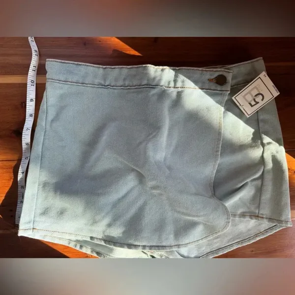 5B Style Light Wash Denim Skort size medium - Image 4