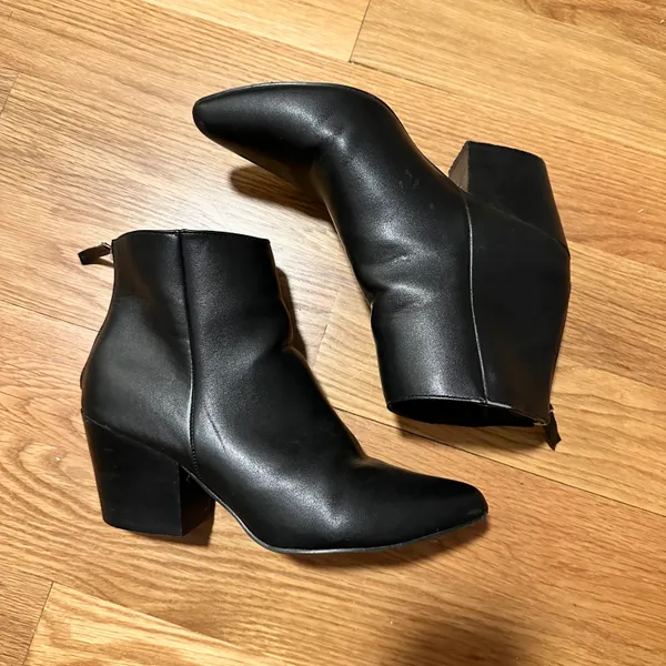 Lulu’s Black Pointed Toe Ankle Boots - Image 2