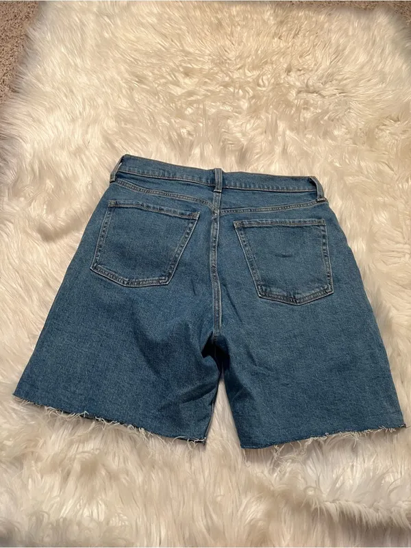 Old Navy Women's Size 8 Sky-Hi Denim Short Medium Wash Jasmine 7" Clean - Image 5