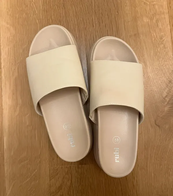 Cotton On Rubi cream platform slides - Image 2