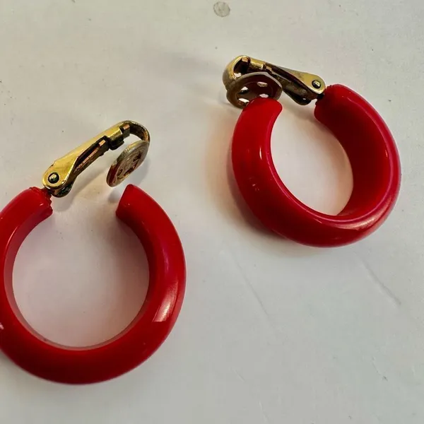 Red and gold tone vintage hoop earrings - Image 6