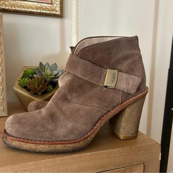 UGG Brienne Suede Ankle Boots Heeled Booties Leather Brown Buckle Size 7.5‎ - Image 3