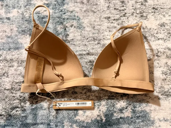 SKIMS Wireless Form Triangle Front Close Super Push-up Bra - Image 4
