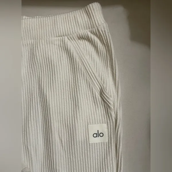 Alo Yoga NWOT Muse Sweatpants Ivory Size L - Image 10