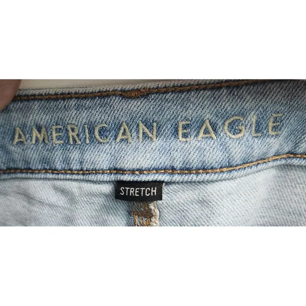American Eagle‎ Light Wash Distressed High Rise Mom Jeans Ripped Denim Size 2 - Image 3