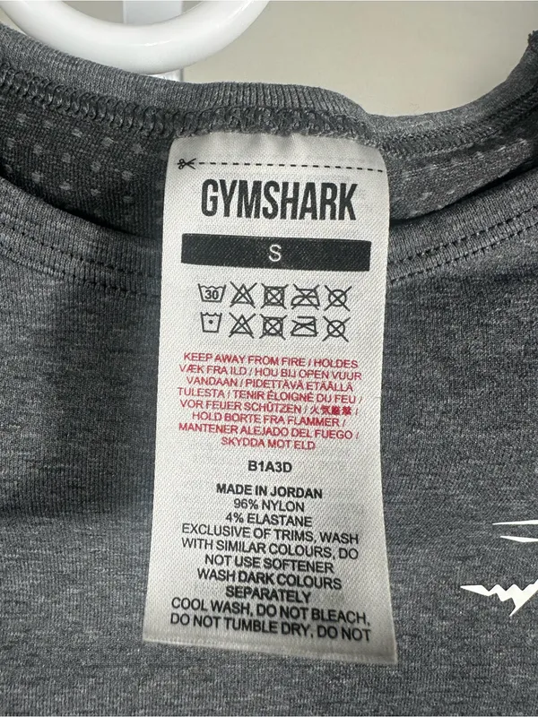 P150. Gymshark Women's Gray Seamless Long-Sleeve Crop Top - Image 3