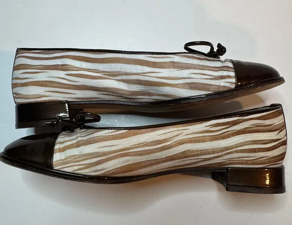 Womens 2 Tone Brown Flats Size 5 1/2B - Image 5