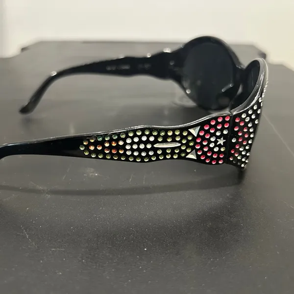 Elegant Black Sunglasses - Image 7