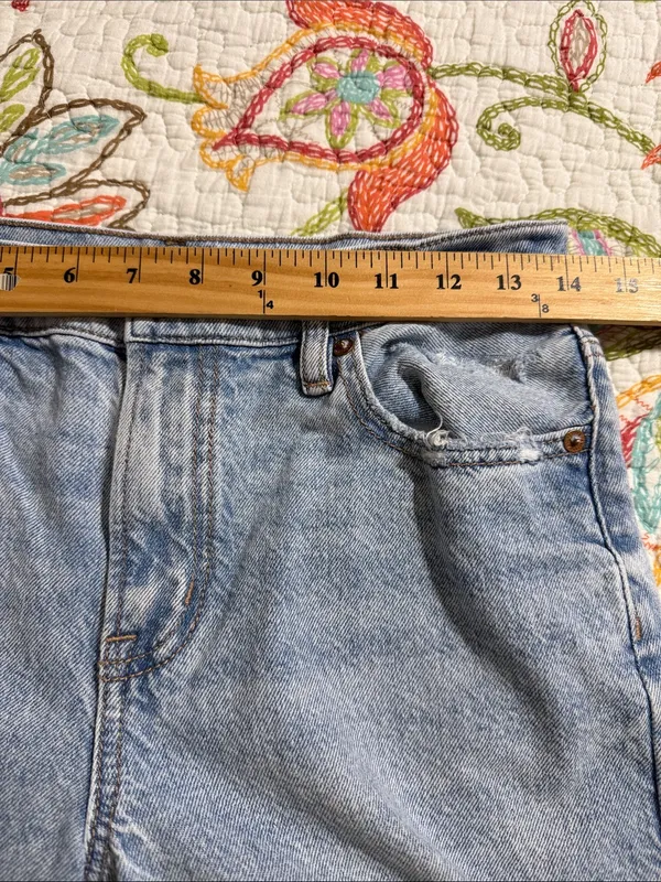 American Eagle size 4 short strigid light denim distressed jeans preppy casual - Image 3