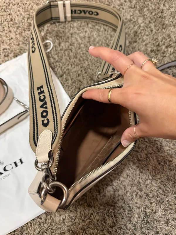 Coach Hobo Crossbody Shoulder Bag - Image 4