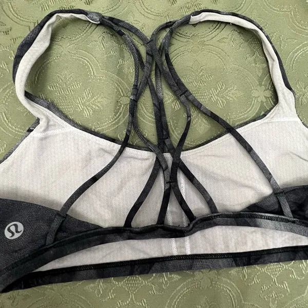 Lululemon Athletica Gray Patterned Sports Bra size 6 - Image 5