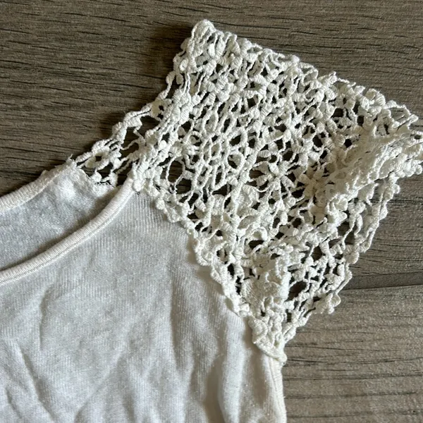 La hearts crochet sleeve top - Image 2