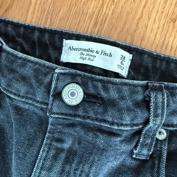 Abercrombie and Fitch Curve Love The Skinny High Rise Split Hem Jeans Size 28 - Image 8