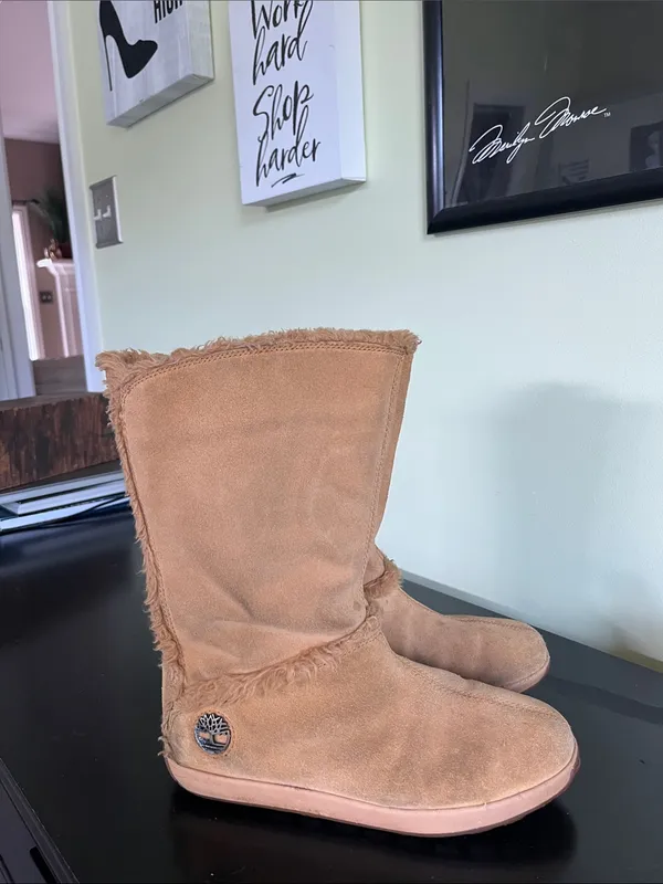 Timberland women's tan suede mukluk-style winter boots - Image 6