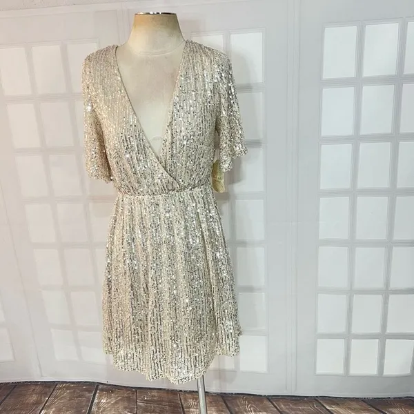 Altar’d’ State NWT Gold Mesh Sequin V-Neck Lined Bridesmaid Mini Dress Medium - Image 3