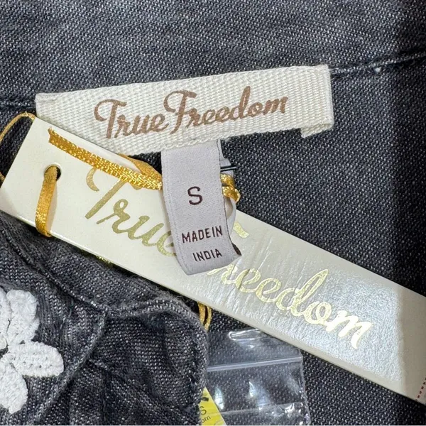 True Freedom Lace Trim Raw Edge Denim Button Up Shirt‎ Gray Black Small - Image 9