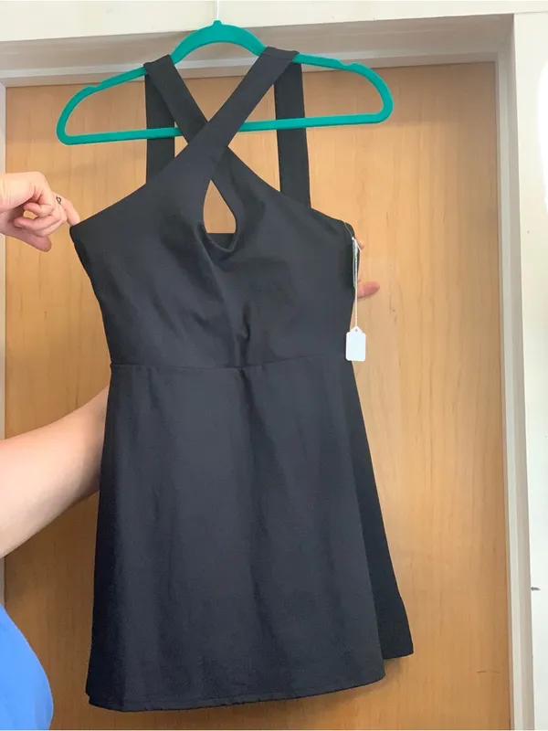 Gap Women’s Black Cross-Back Golf Dress - Built in Shorts. Size: Medium - Image 5