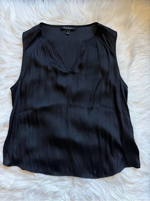 Banana Republic split neck shell tank - Image 4